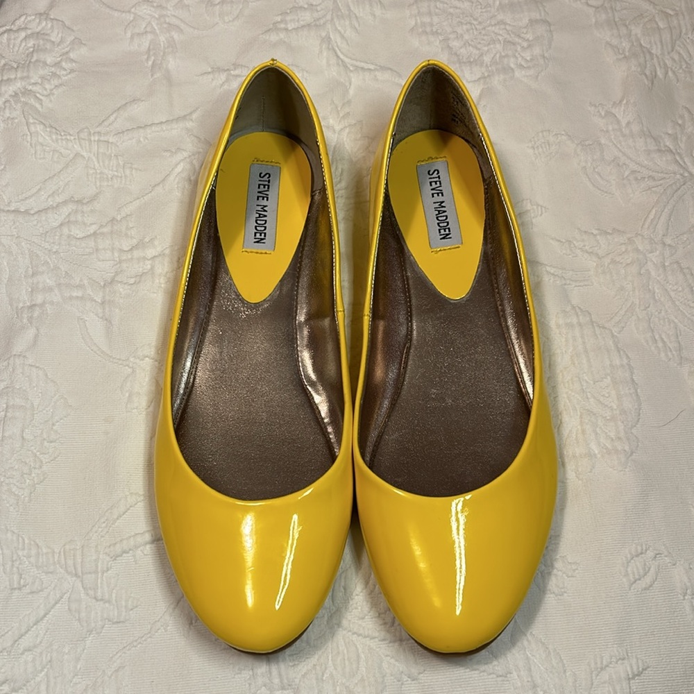 Steve Madden Yellow Patent Leather Amoree Flats Size 11